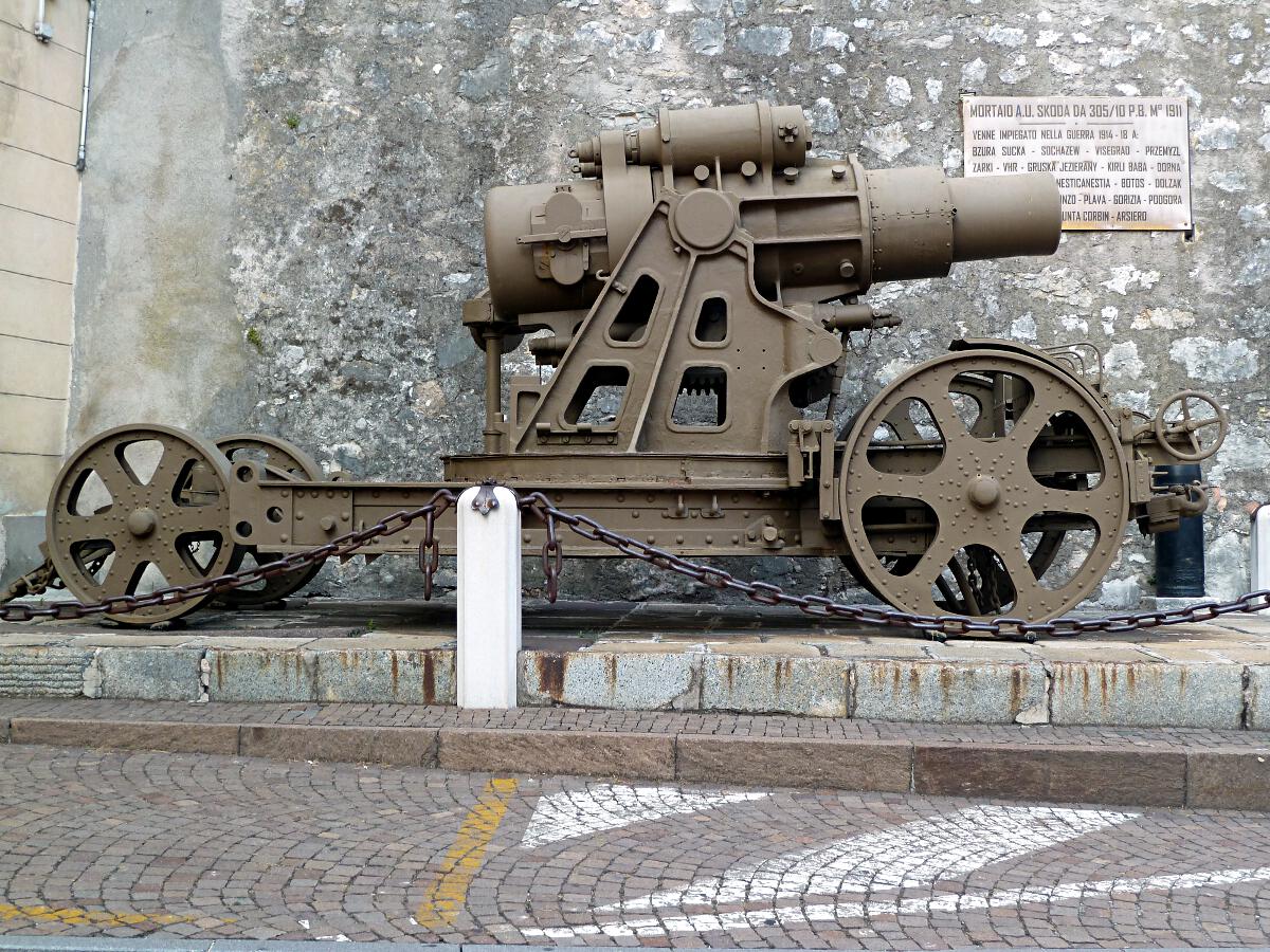 Rovereto - Skoda-Mrser (1. Weltkrieg) vor dem Museo Storico Italiano della Guerra