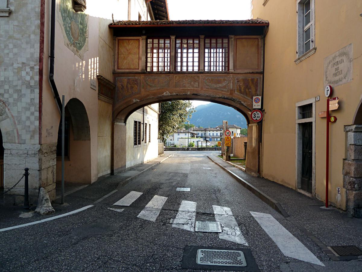 Rovereto - Via Carlo Bertolini mit Palazzo Pretorio