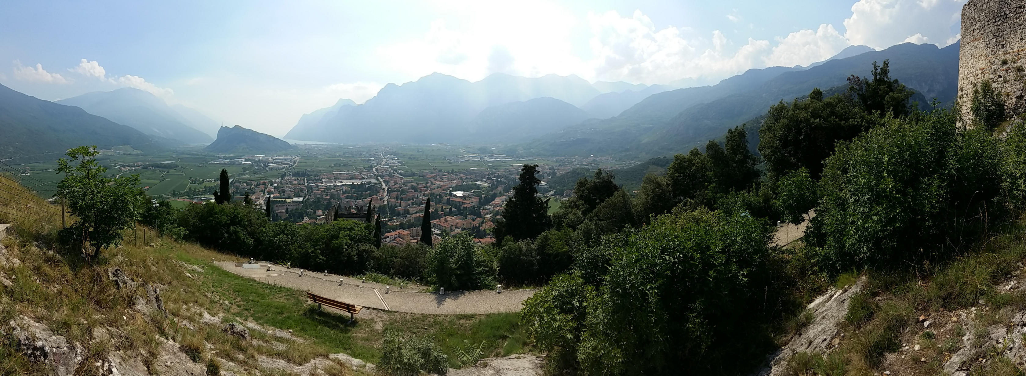 Rocca (Castello) di Arco - Blick ins Sarcatal (Monte Brione und Arco, rechts Torre Renghera)