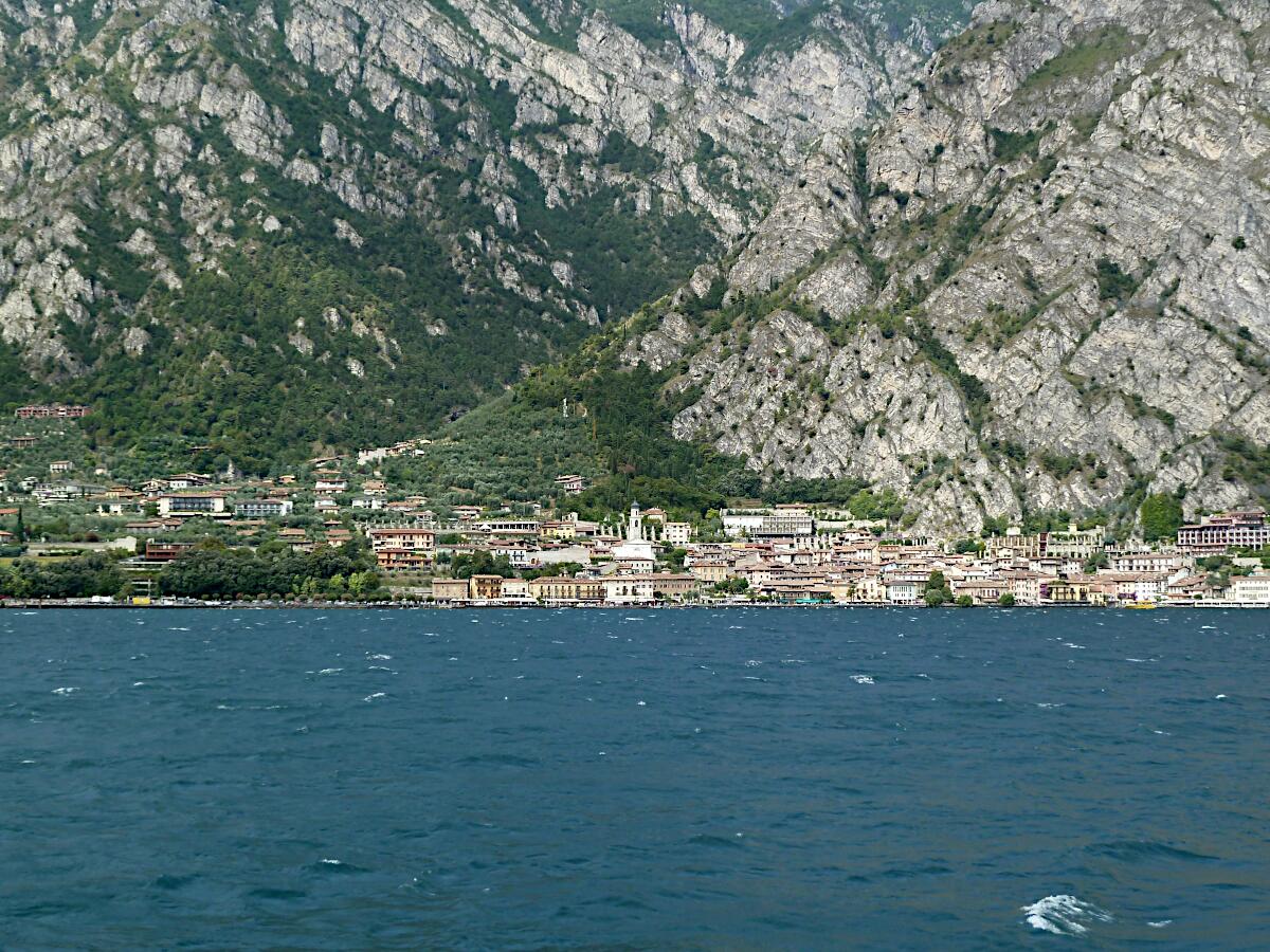Limone sul Garda - Seeansicht von Bord der F�hre nach Malc�sine