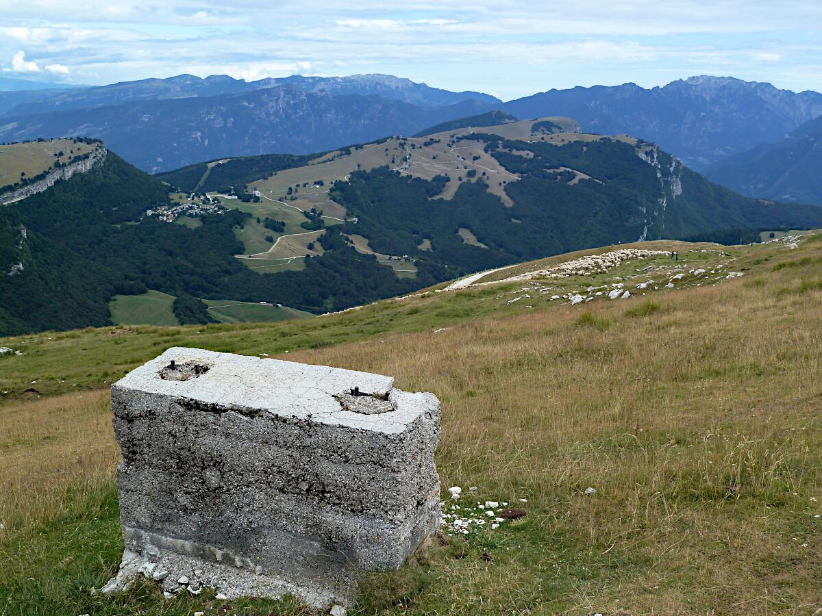 Blickrichtung Nordost - San Valentino und Monte Vignola (im Vordergrund Geschützstellung)