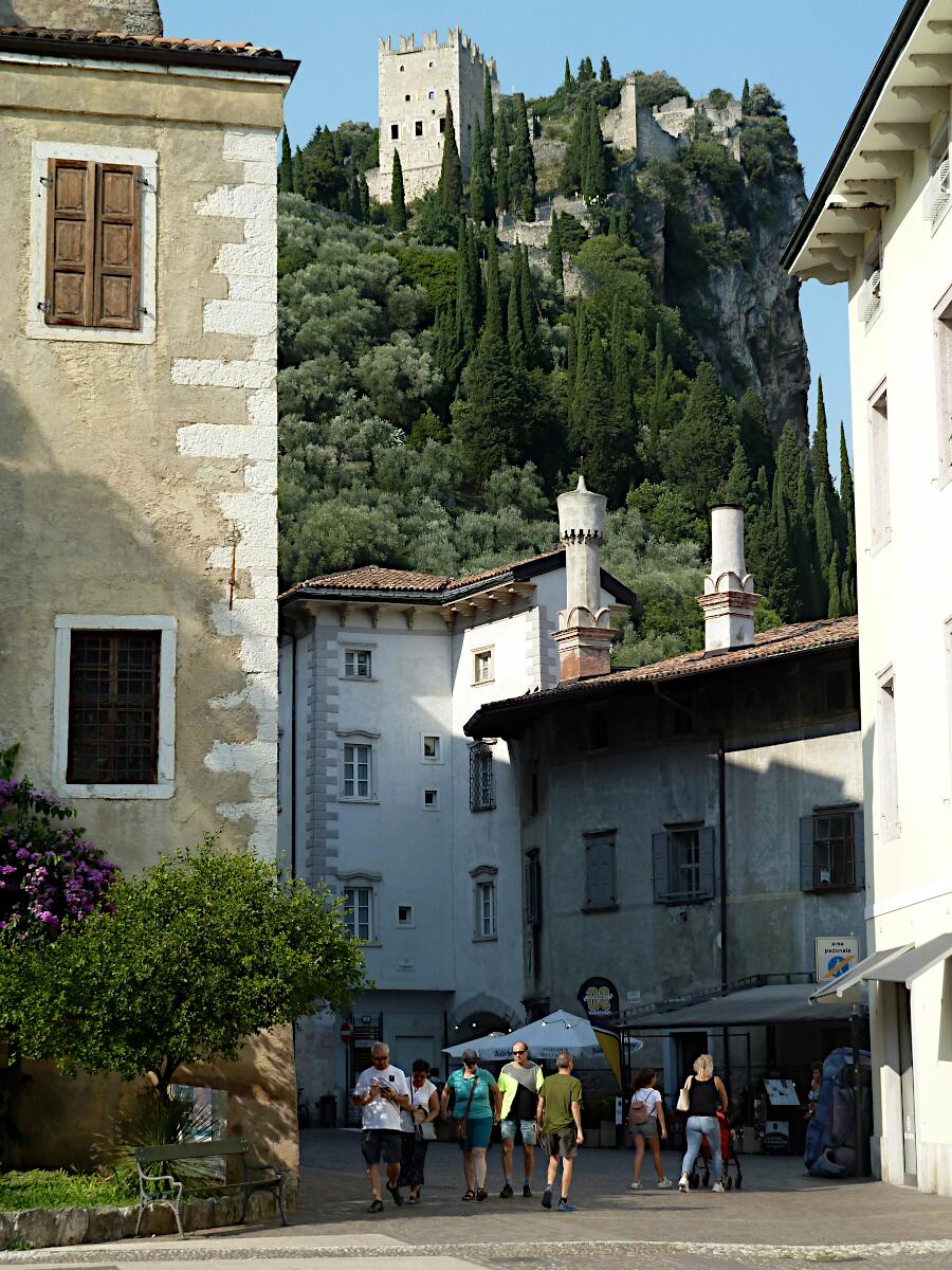 Piazza Carlo Marchetti - im Hintergrund Rocca (Castello) di Arco