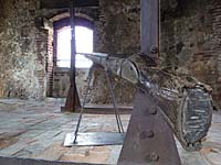 Malc�sine - Castello Scaligero (Riesenmuskete im Bergfried)