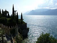 Malc�sine - Blick vom Castello Scaligero auf den s�dwestlichen Gardasee