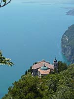 Prabione di Tignale - Blick vom Montecastello auf Eremo di Montecastello (17. Jh.)