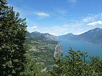 Prabione di Tignale - Blick vom Montecastello auf Trem�sine und den n�rdlichen Gardasee