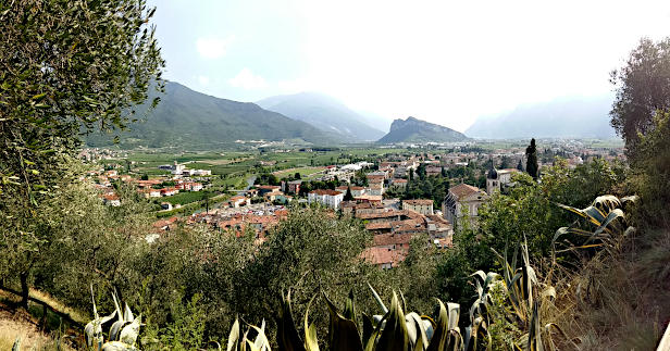 Rocca (Castello) di Arco - Blick ins Sarcatal (Monte Brione und Arco)
