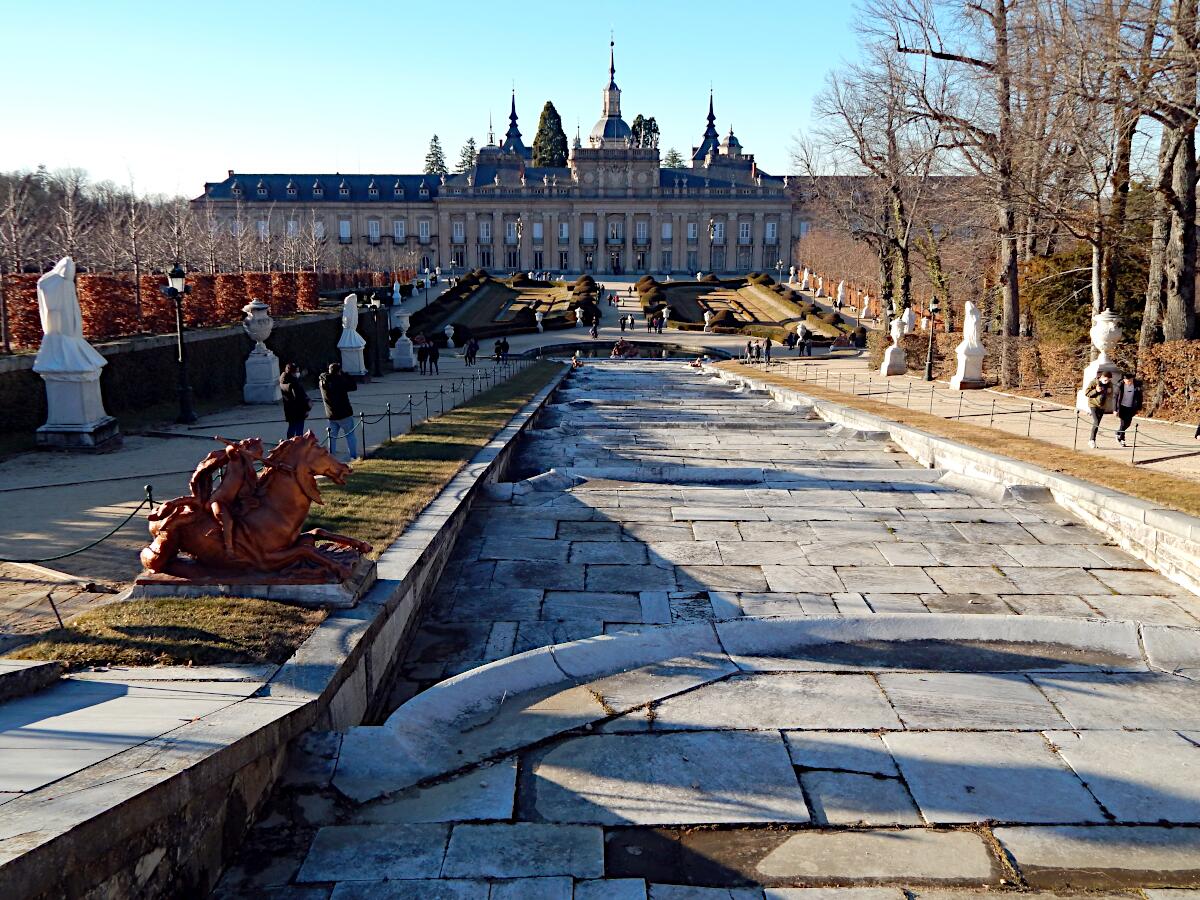 Parterre de la Fachada mit Fuente de la Cascada Nueva