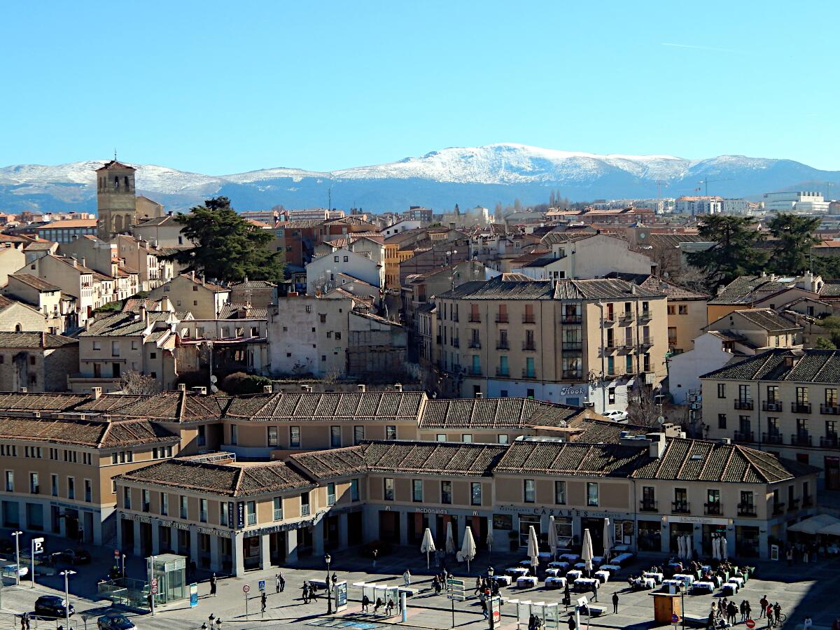 Sierra de Guadarrama mit Pe�alara (1430 m) - links Parroquia de El Salvador