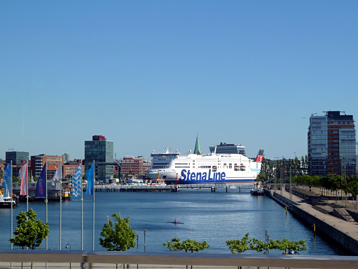 Hrn - im Hintergrund Schwedenkai