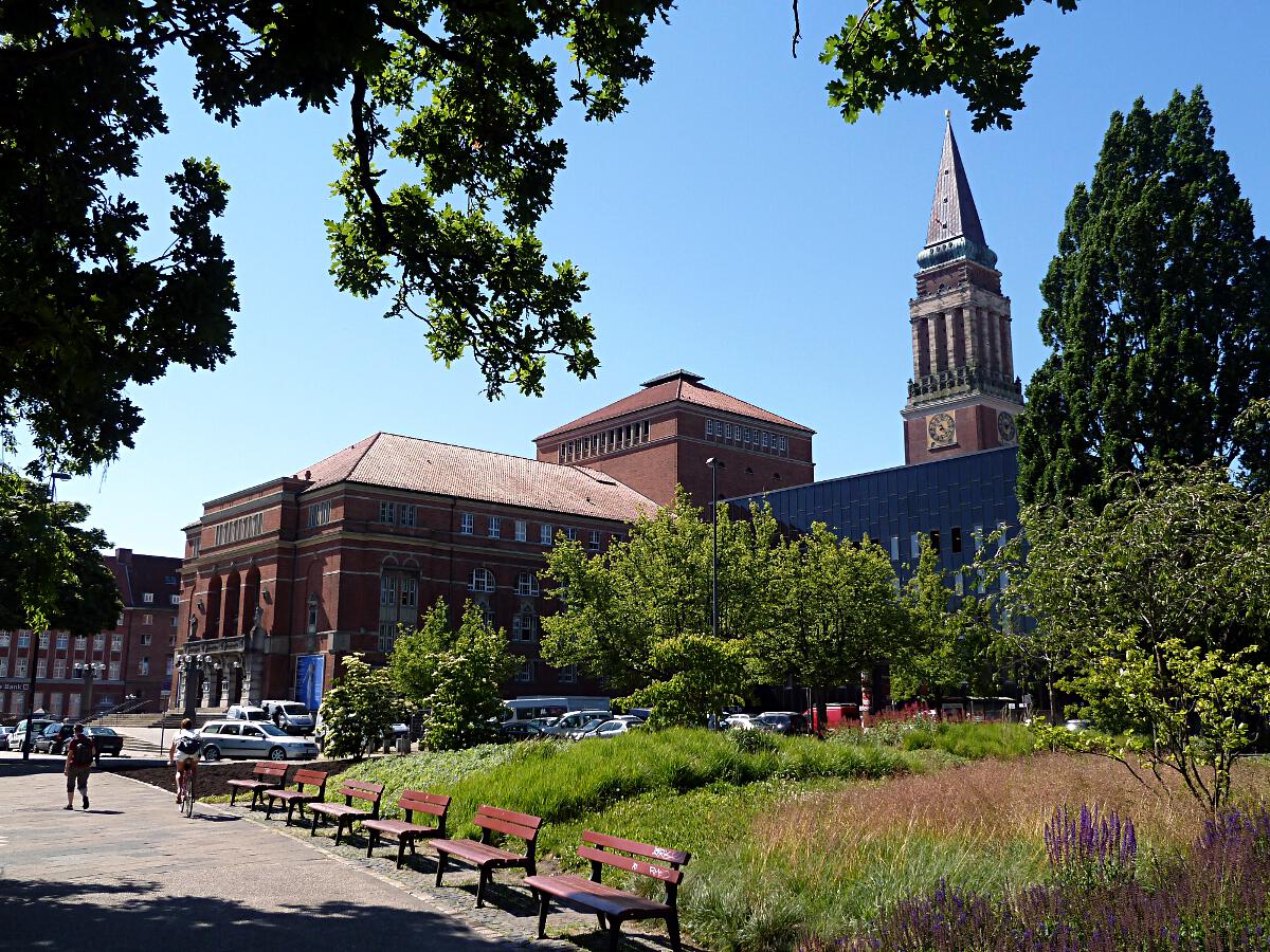 Opernhaus Kiel (1905-07; Wiederaufbau 1950-53) - rechts Rathausturm (1907-11)