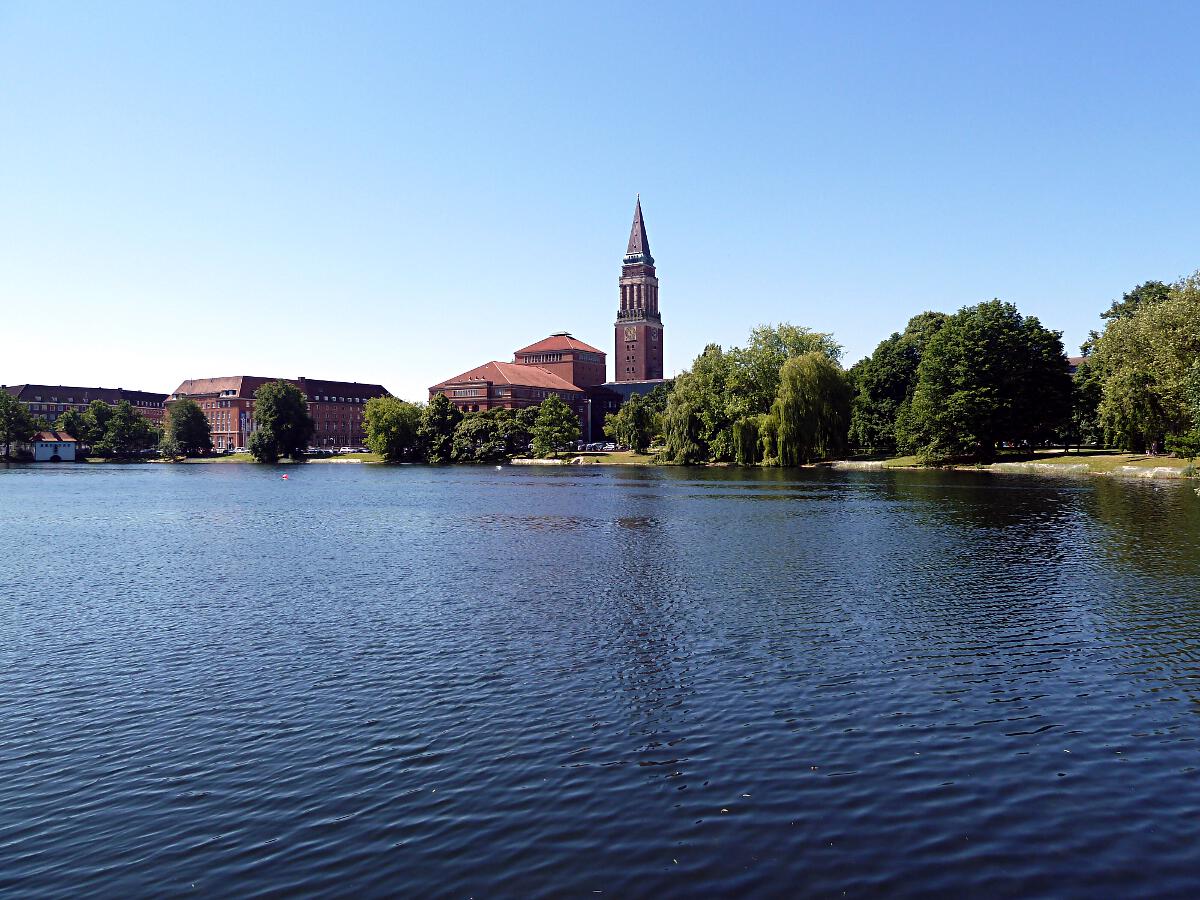Kleiner Kiel - mit Opernhaus Kiel (1905-07; Wiederaufbau 1950-53) und Rathausturm (106m; 1907-11)