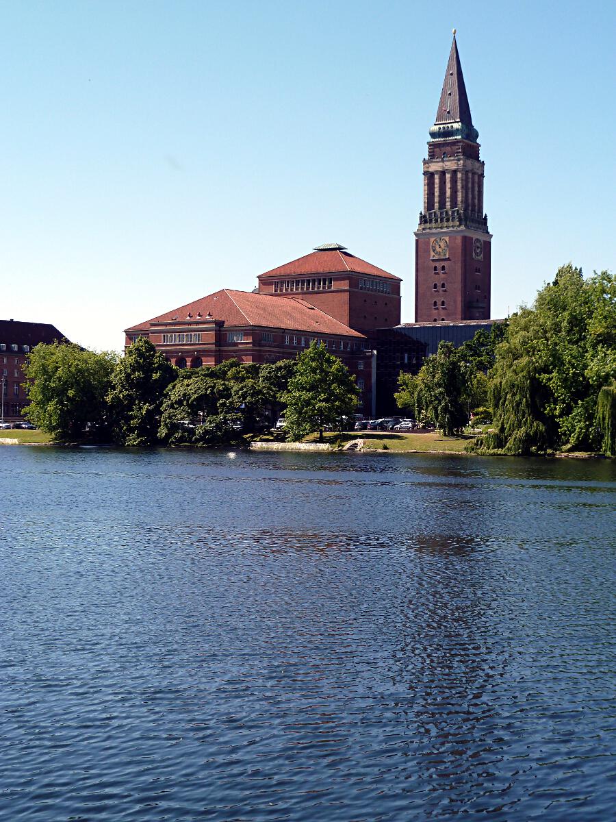 Kleiner Kiel - mit Opernhaus Kiel (1905-07; Wiederaufbau 1950-53) und Rathausturm (106m; 1907-11)
