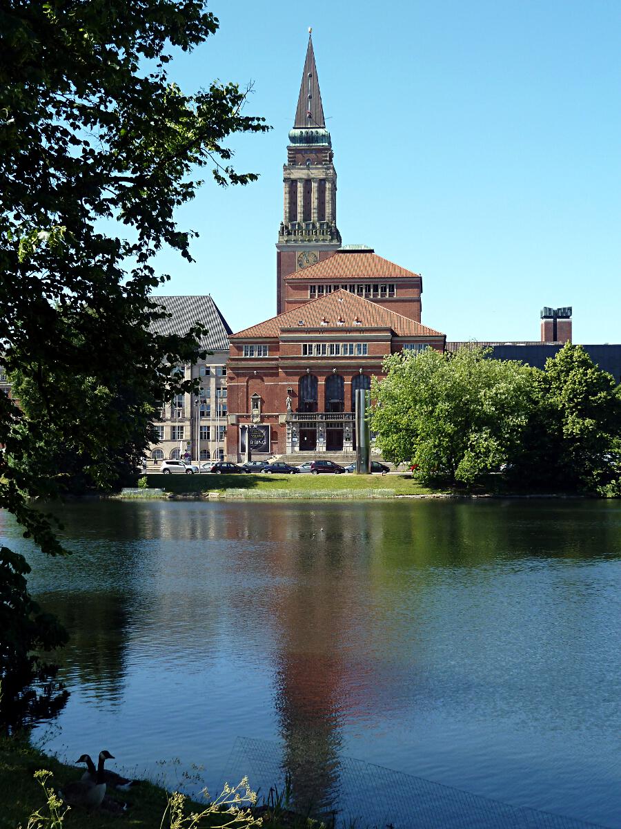 Kleiner Kiel - mit Opernhaus Kiel (1905-07; Wiederaufbau 1950-53) und Rathausturm (106m; 1907-11)