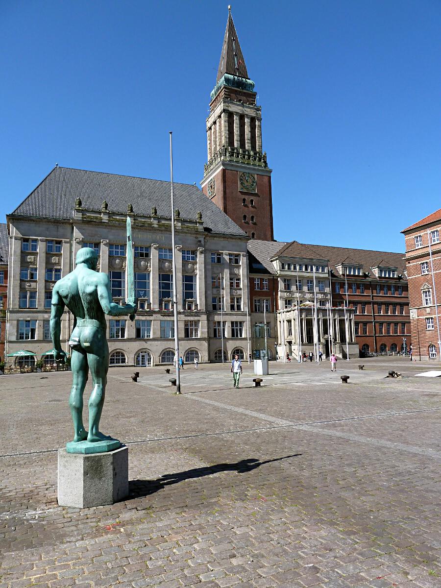 Rathaus (1907-11) - im Vordergrund Brunnenfigur 'Schwerttrger'