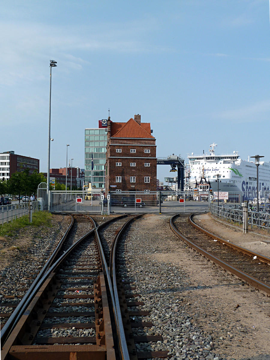 Eckmannspeicher - mit Hafenbahngleisen