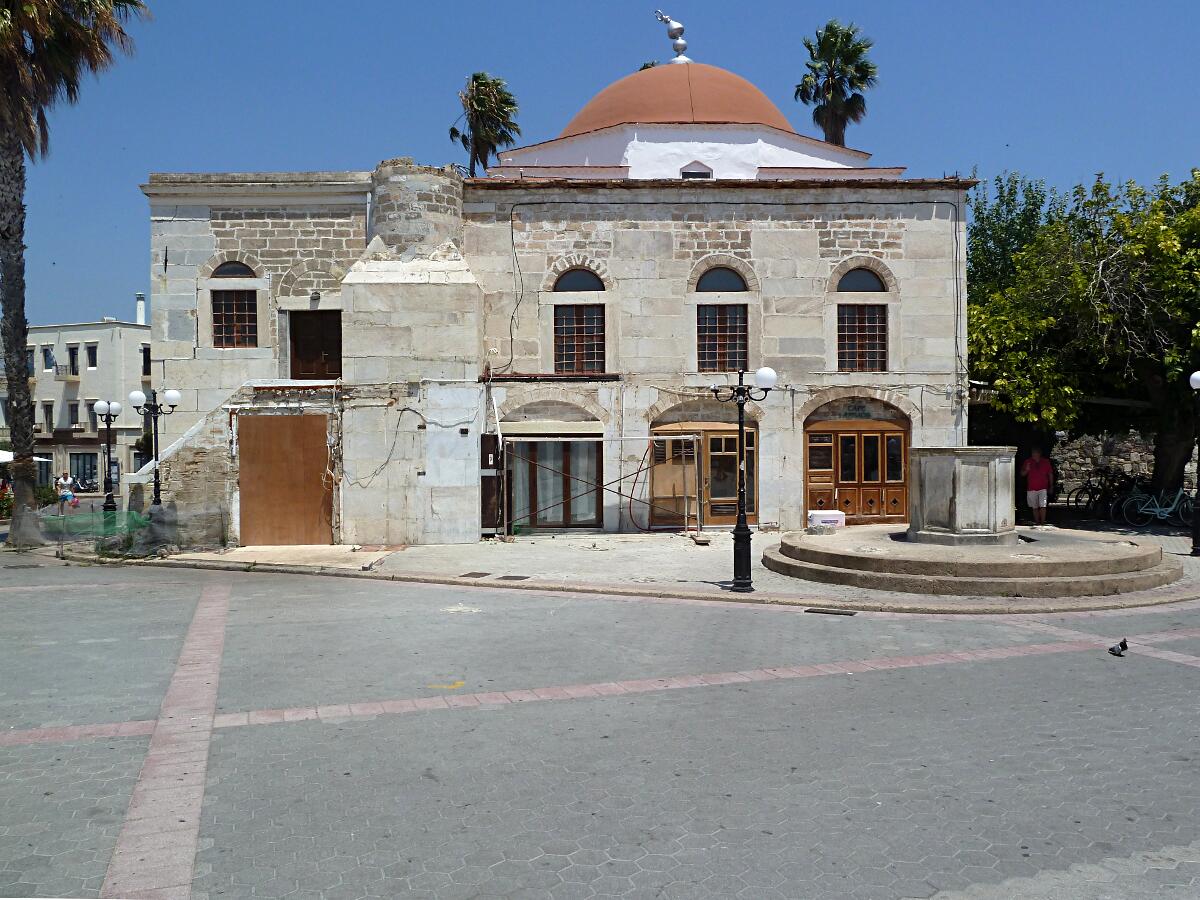 Kos-Stadt - Defterdar-Moschee (1725) mit zerstrtem Minarett und Reinigungsbrunnen