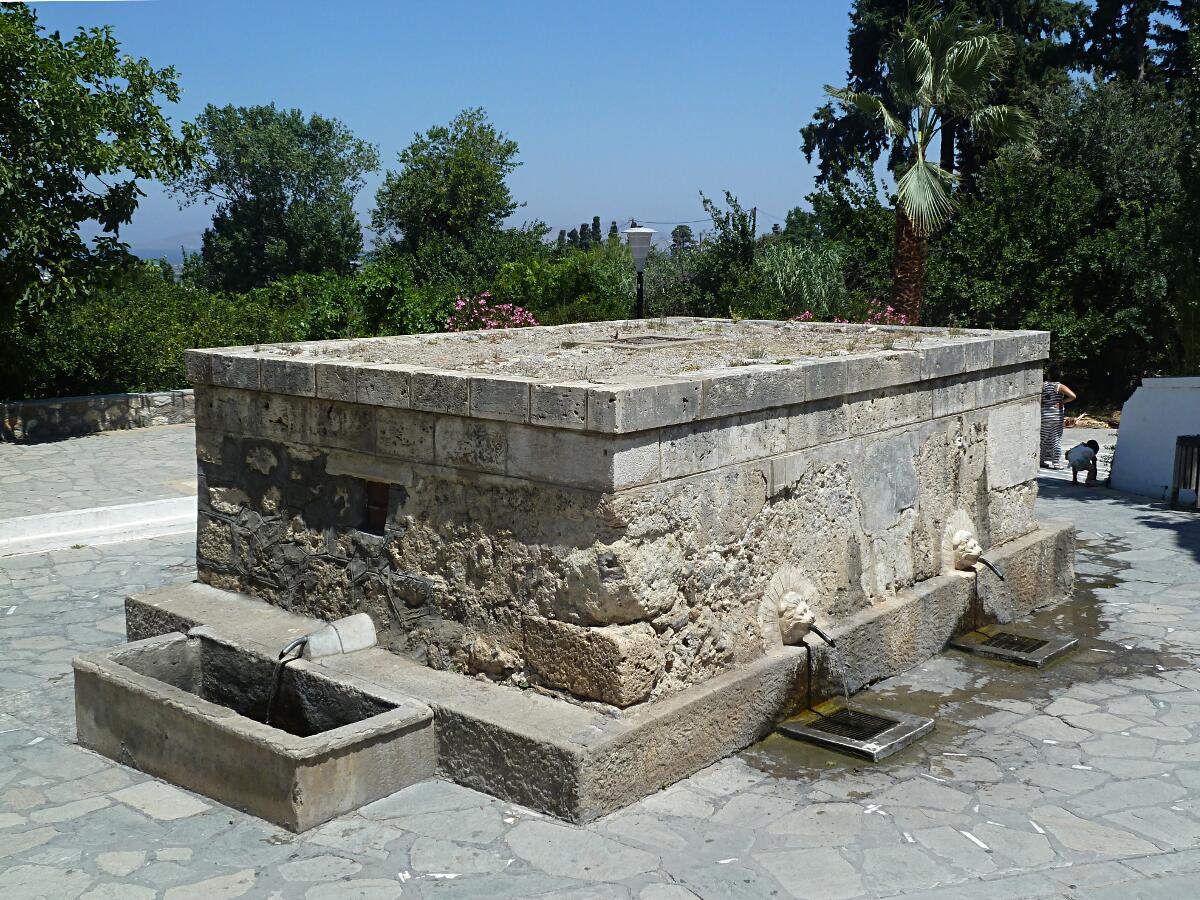 P�li - antiker Brunnen