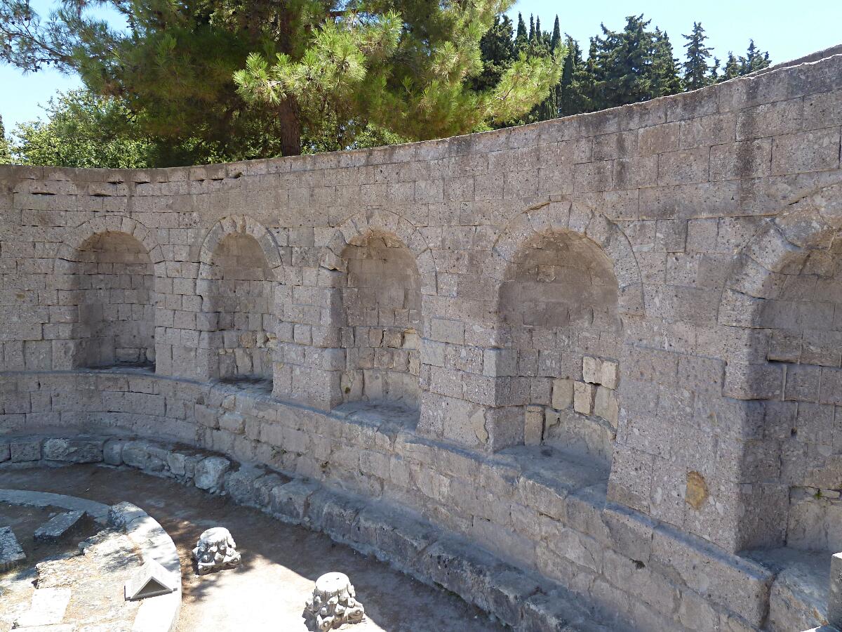 Askl�pion - Nischenmauer 2. Terrasse