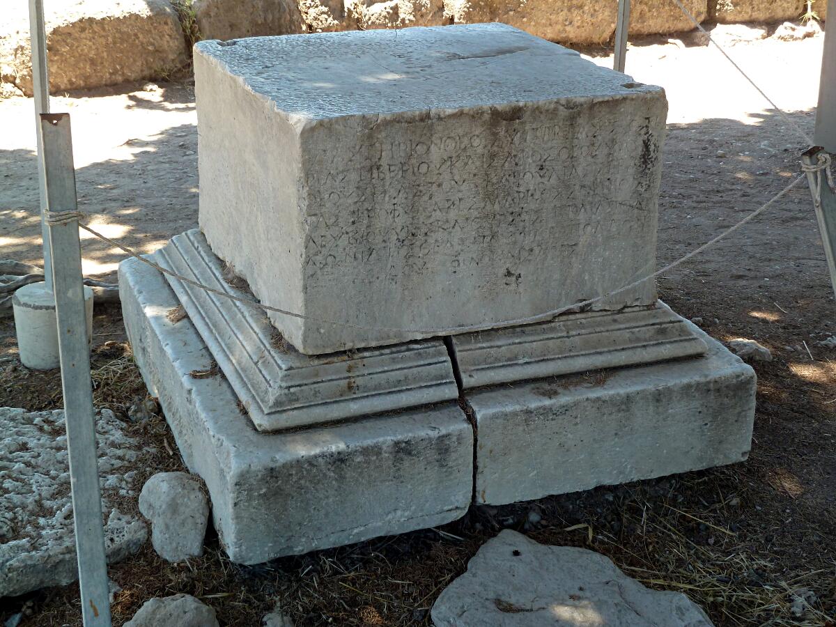 Askl�pion - S�ule mit Inschrift