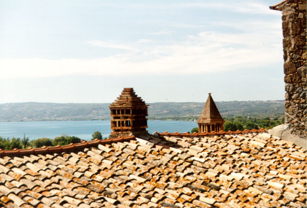 Dcher der Altstadt von Bolsena vor dem Lago