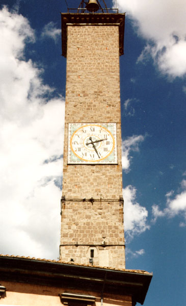 Glockenturm an der Piazza del Plebiscito (Viterbo)