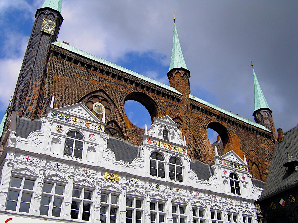 Rathaus - Renaissancelaube (1570-72) und gotische Schildwand