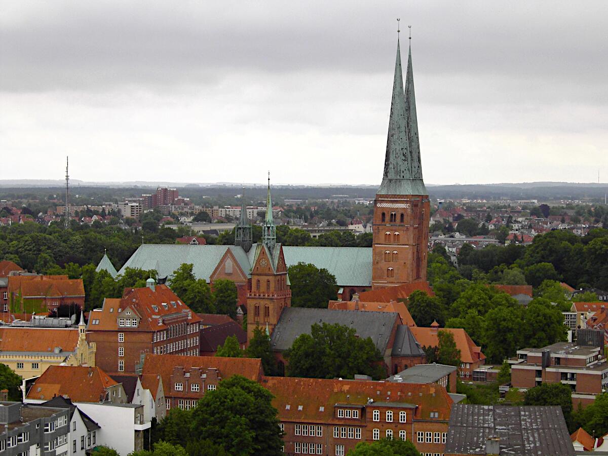 Lbecker Dom (1247) - im Vordergrund Propsteikirche Herz Jesu