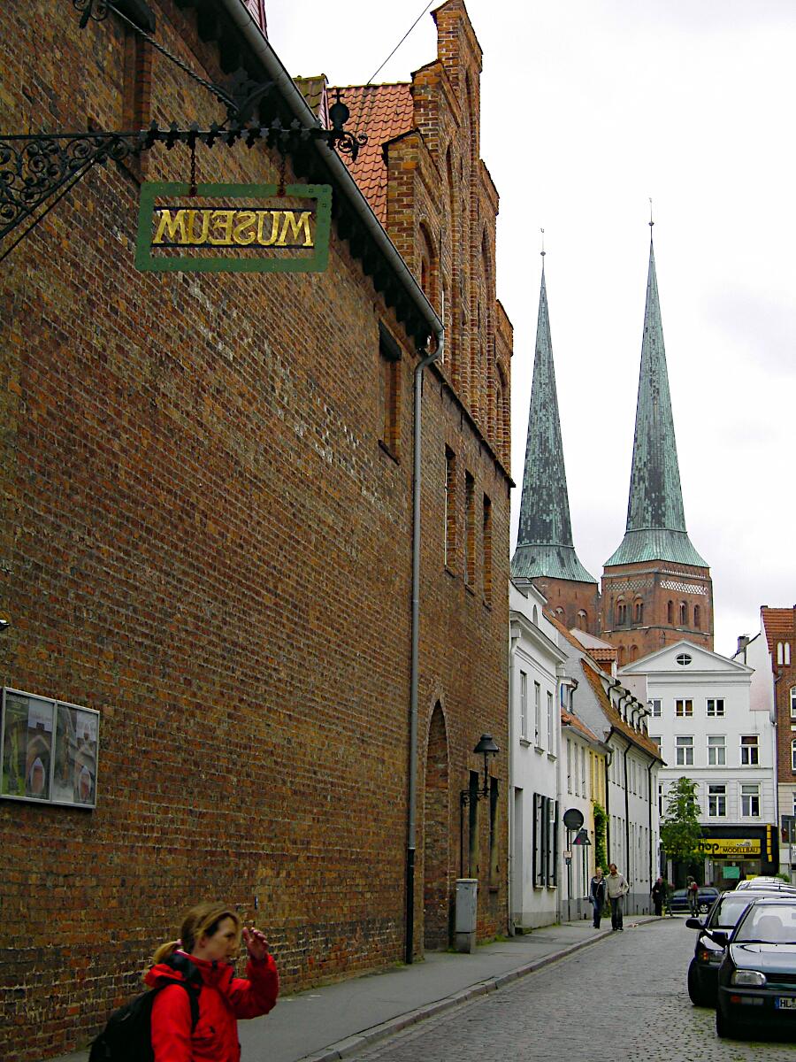 St.-Annen-Strae - im Hintergrund Lbecker Dom (1247)