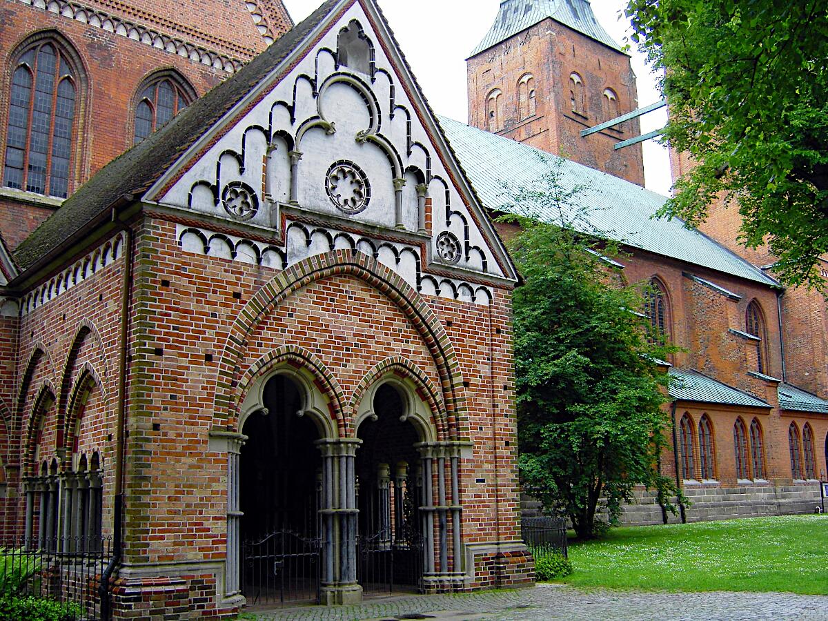 Lbecker Dom (1247) - Nordansicht mit Paradies