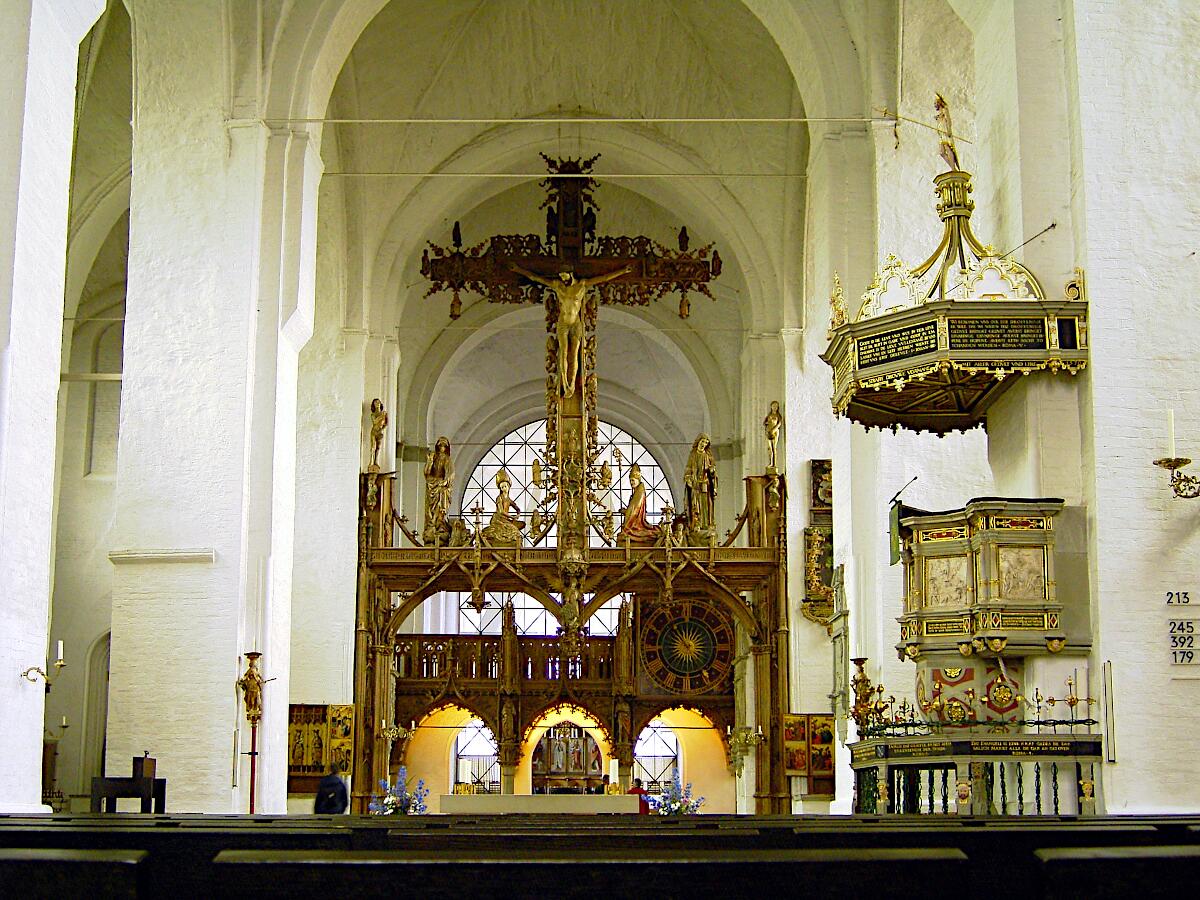 Lbecker Dom (1247) - Triumphkreuz und Altar der Kanonischen Tageszeiten