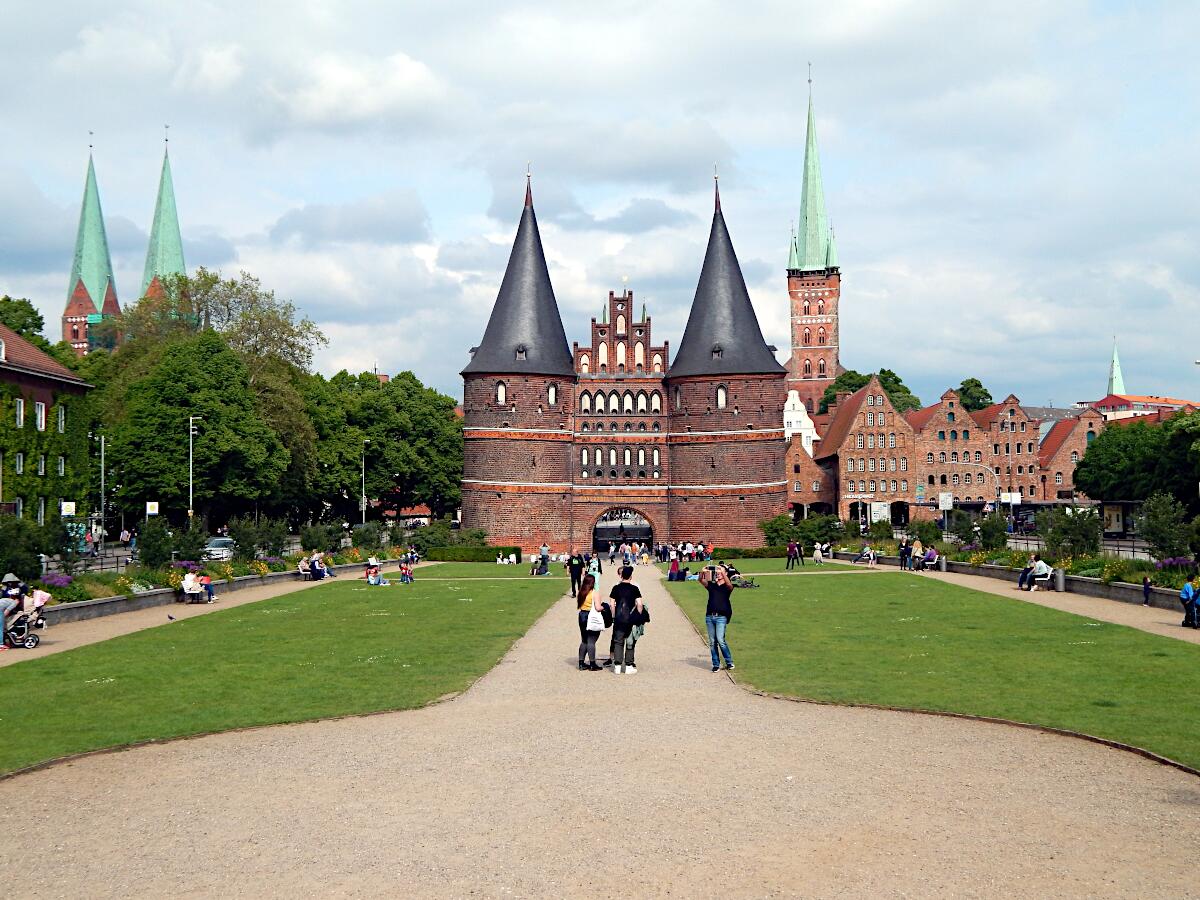 Holstentor (1478) - Westansicht (im Hintergrund Marienkirche, St. Petri und Salzspeicher)