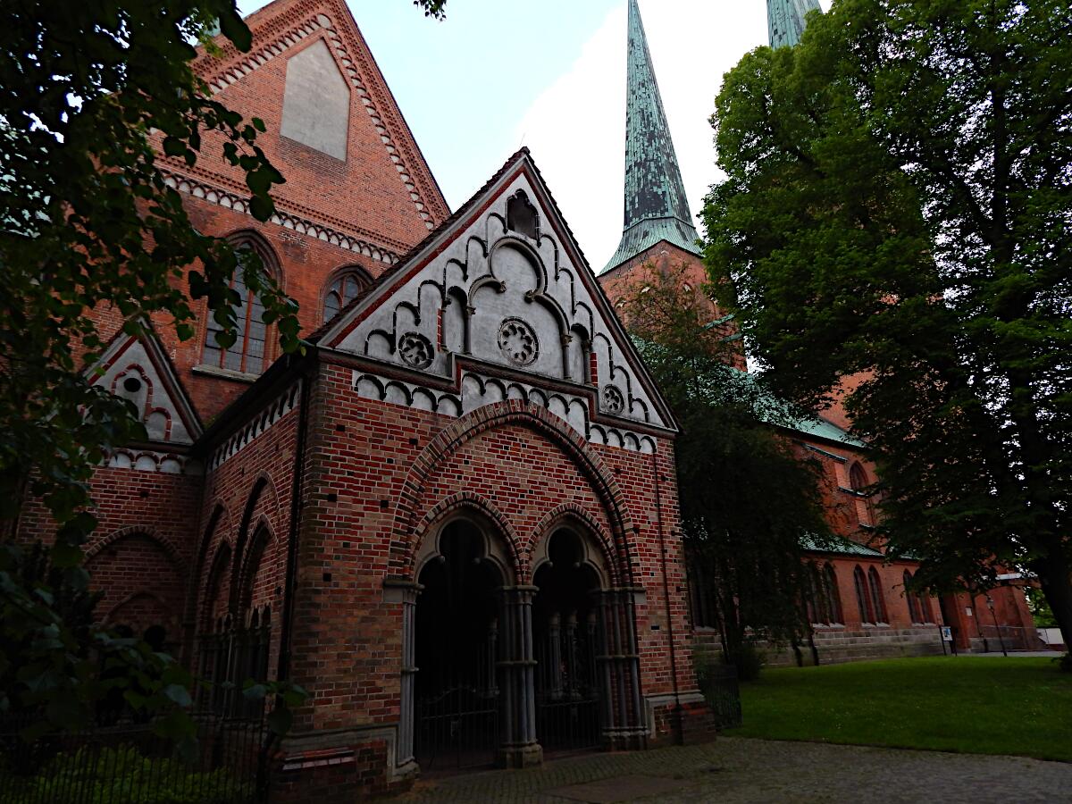 Lbecker Dom (1247) - Nordansicht mit Paradies