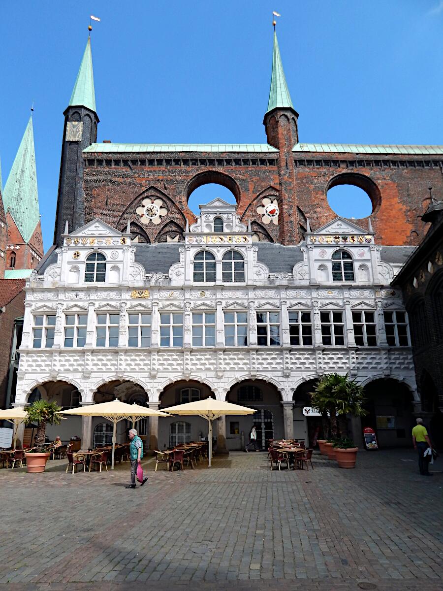 Rathaus - Renaissancelaube (1570-72) und gotische Schildwand