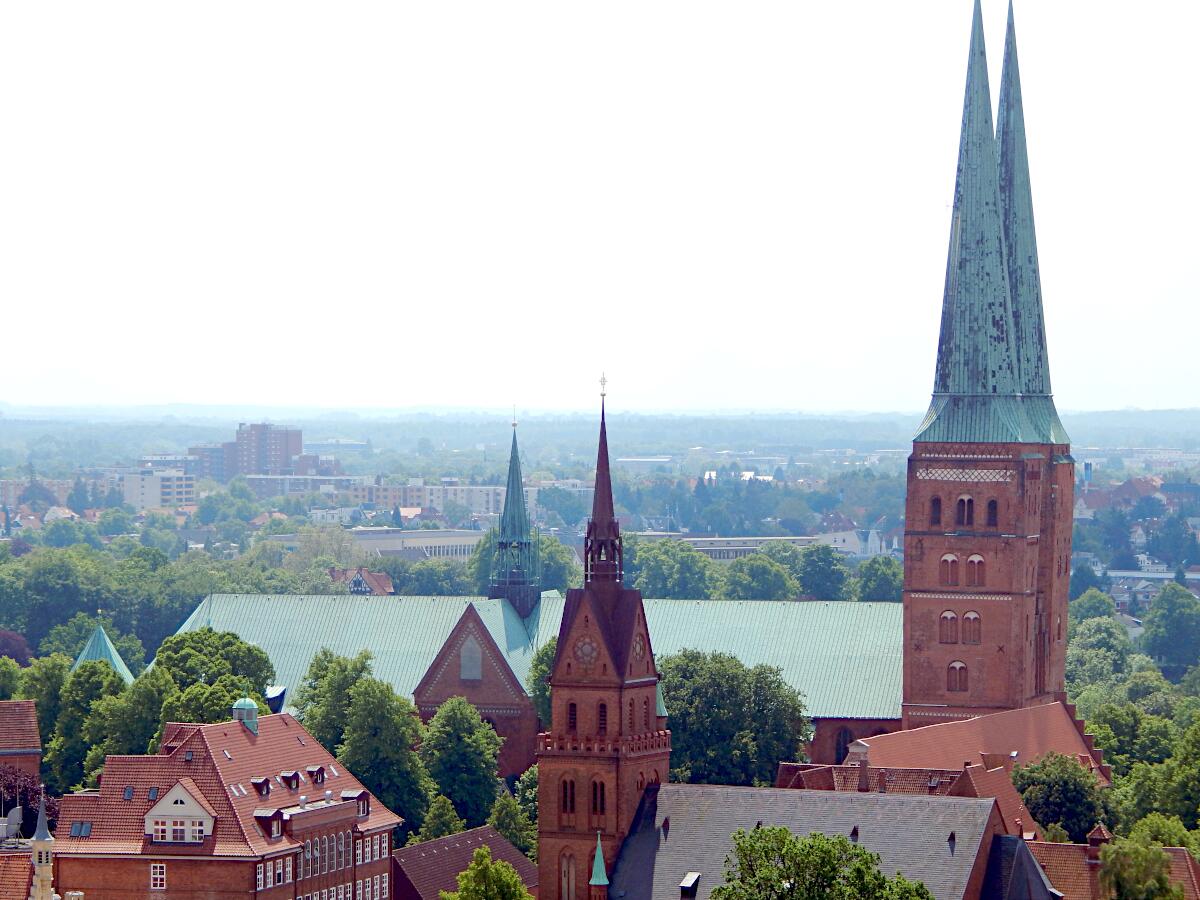 Lbecker Dom (1247) - im Vordergrund Propsteikirche Herz Jesu