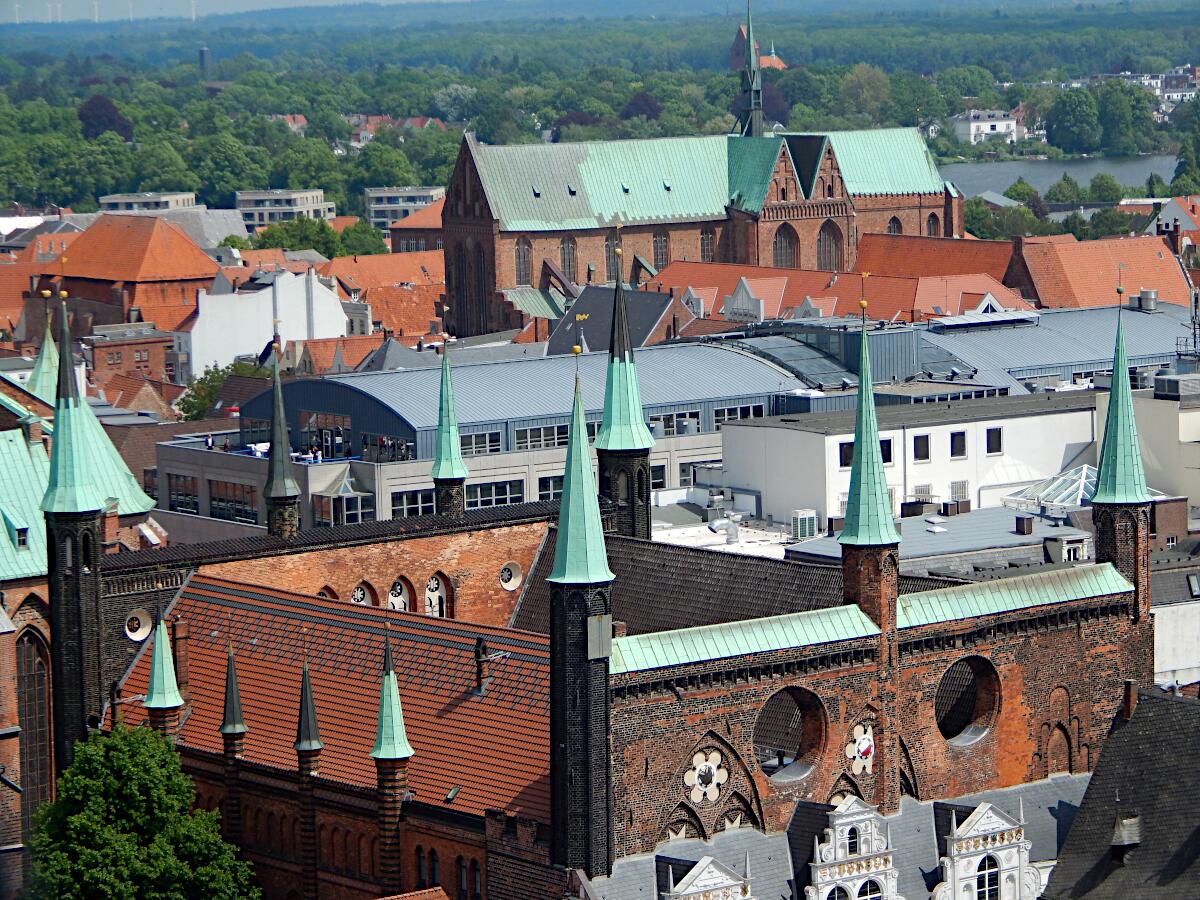 Rathaus - Hauptgebude (im Hintergrund Katharinenkirche)