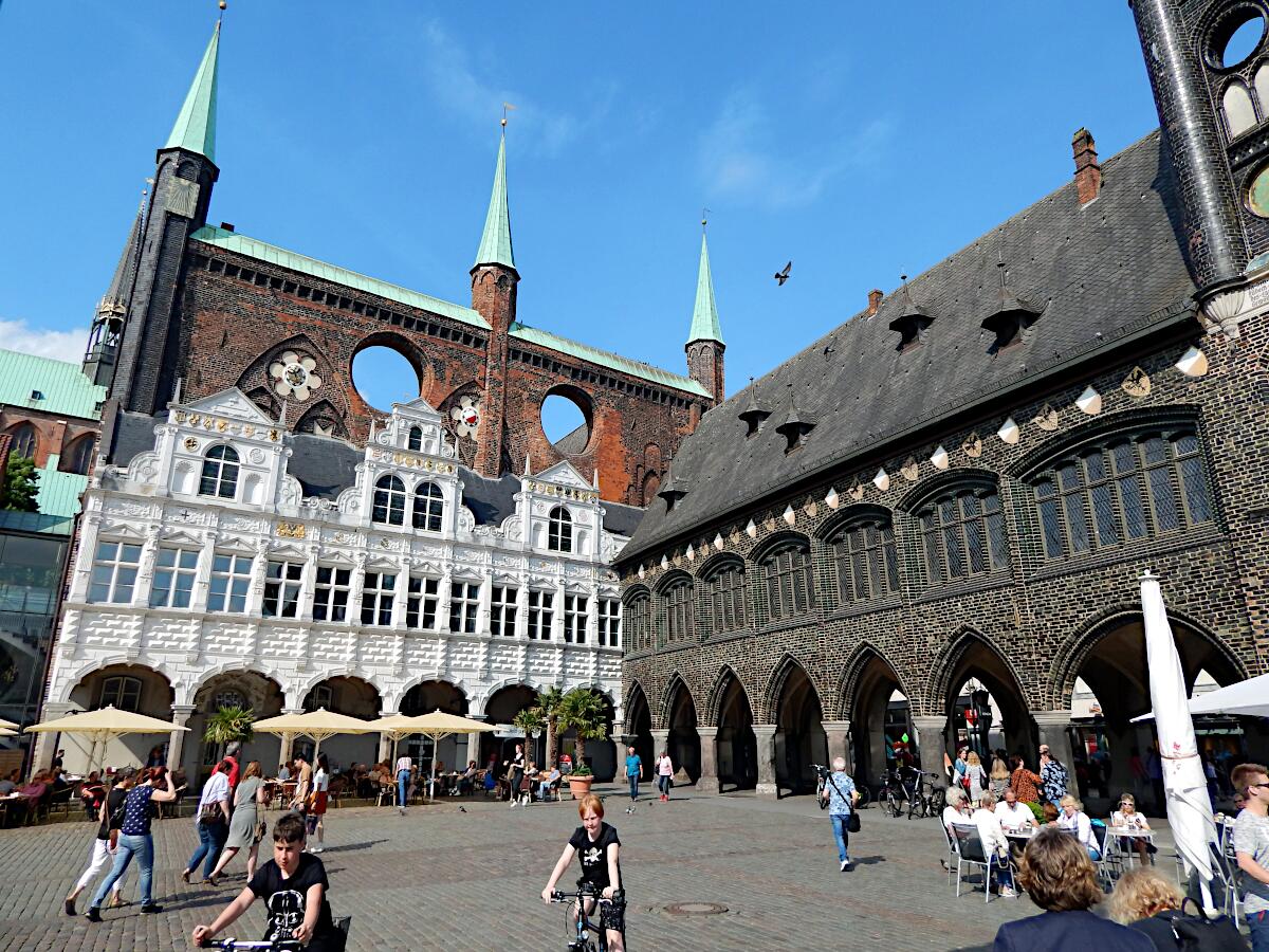 Rathaus - Renaissancelaube (1570-72) mit gotischer Schildwand und Langes Haus