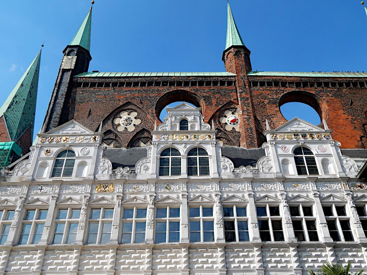 Rathaus - Renaissancelaube (1570-72) mit gotischer Schildwand