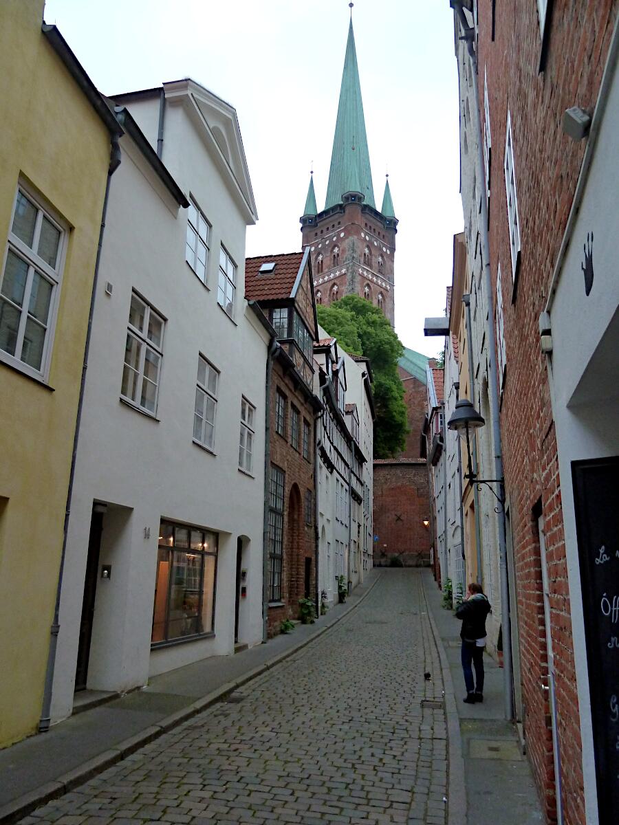 Kleine Petersgrube - im Hintergrund St.-Petri-Kirche (ab 1170)