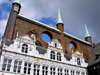 Rathaus - Renaissancelaube (1570-72) und gotische Schildwand