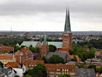 Lbecker Dom (1247) - im Vordergrund Propsteikirche Herz Jesu