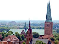 Lbecker Dom (1247) - im Vordergrund Propsteikirche Herz Jesu