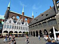 Rathaus - Renaissancelaube (1570-72) mit gotischer Schildwand und Langes Haus