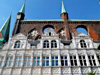 Rathaus - Renaissancelaube (1570-72) mit gotischer Schildwand