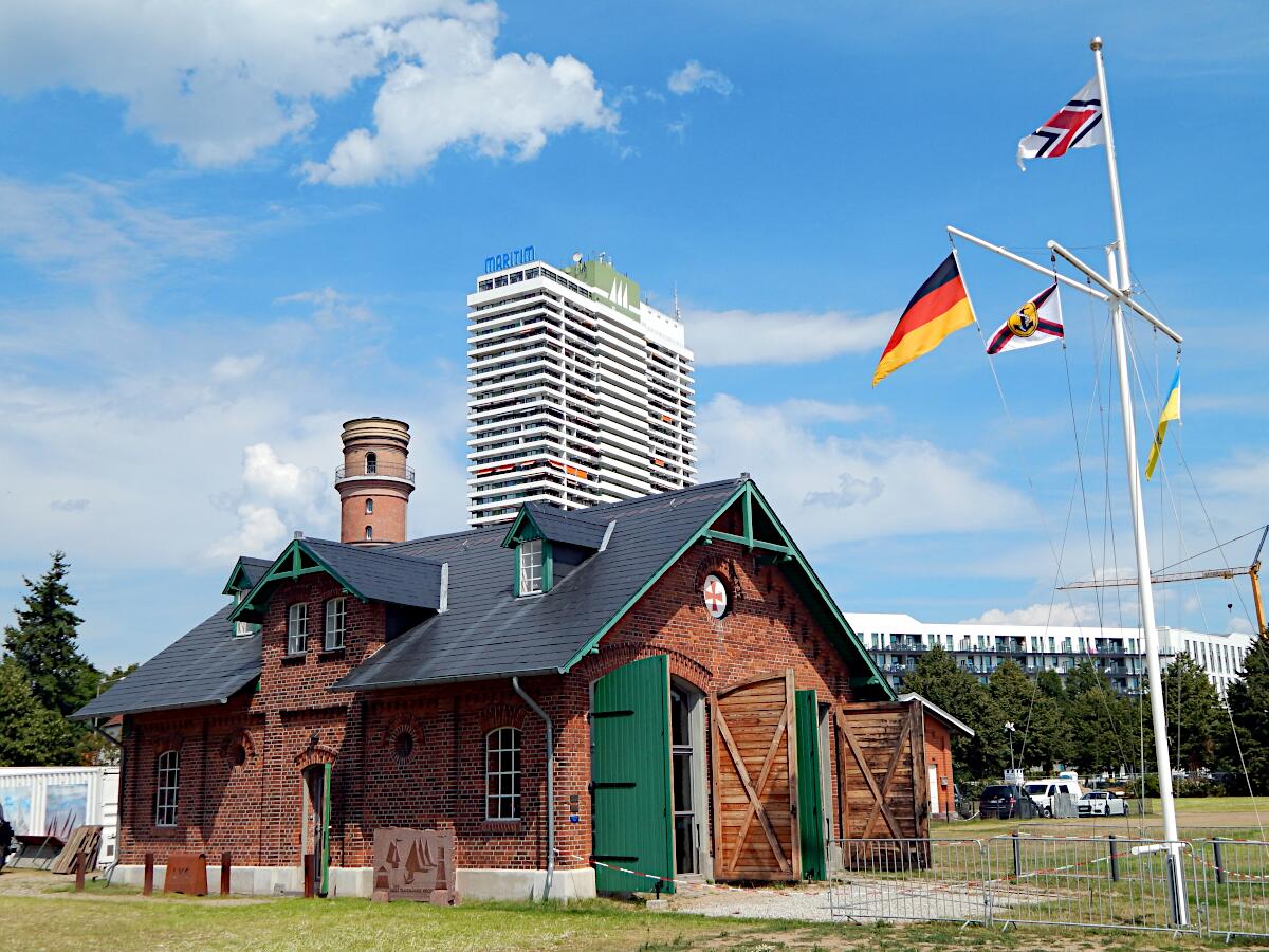 Bootsschuppen (1902) und Maritim-Hochhaus (119m)