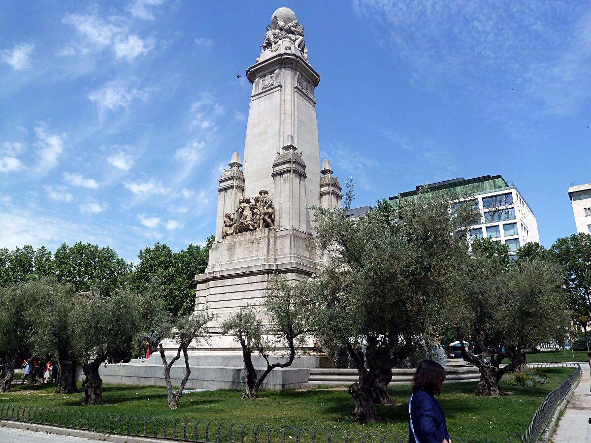 Plaza de Espaa - Monumento a Miguel de Cervantes (1929)
