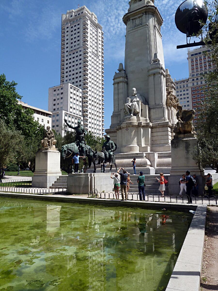 Plaza de Espaa - Torre de Madrid (1957; 142m), Monumento a Miguel de Cervantes (1929) und Edificio Espaa (1953; 117m)