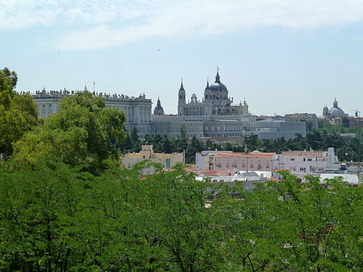 Palacio Real (1734-64) mit Catedral de la Almudena (19.-20. Jh.)