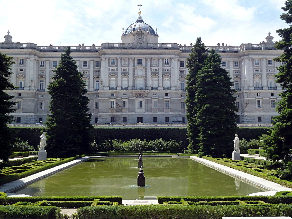 Palacio Real (1734-64) - Nordansicht (Jardines de Sabatini)