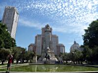 Plaza de España - Torre de Madrid (1957; 142m), Monumento a Miguel de Cervantes (1929) und Edificio España (1953; 117m)